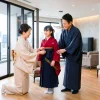 卒業式に母が自分で着せる卒業袴着付けレッスン（横浜）のアイキャッチ画像。和室で母親と父親が笑顔で娘に卒業袴を着せている風景