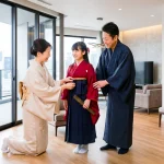 卒業式に母が自分で着せる卒業袴着付けレッスン（横浜）のアイキャッチ画像。和室で母親と父親が笑顔で娘に卒業袴を着せている風景